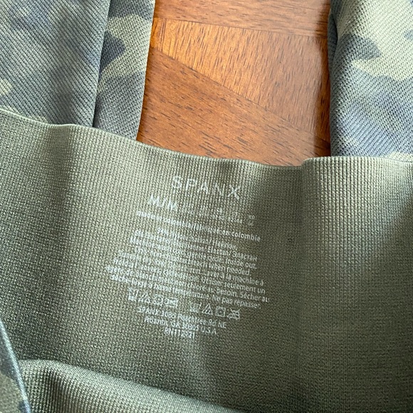 SPANX CAMO LOOK AT ME NOW SEAMLESS LEGGINGS - Picture 11 of 13